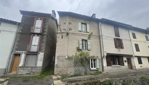 Vente, à Seix Une maison de village rénovée avec 4 chambres et balcon mais pas de jardin. 