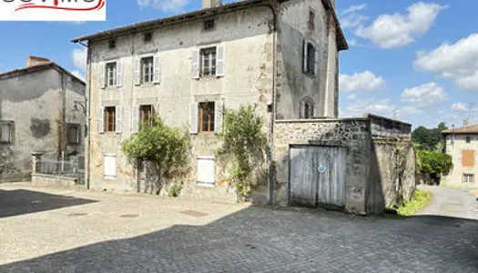 BEAU POTENTIEL POUR CETTE VASTE MAISON EN PIERRES À RESTAURER, EN PARTIE HABITABLE AVEC COUR