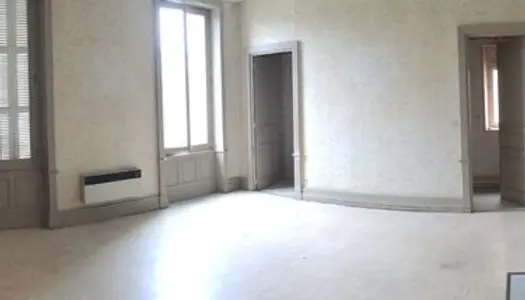 Appartement T1/2 à rénover 35m² hypercentre St Maixent l'Ecole 