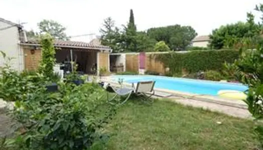 Villa plain pied d'environ 100m² sur terrain de 510m² avec piscine et garage 