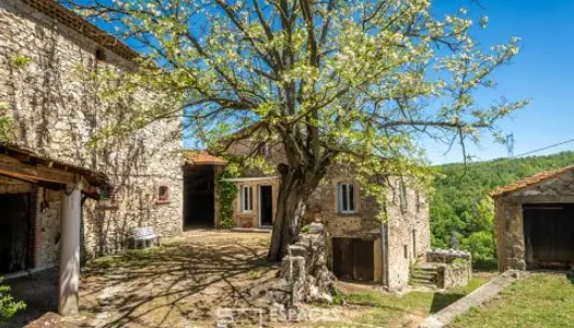 Le temps est suspendu à ce corps de ferme, de l'Ardèche verte. 