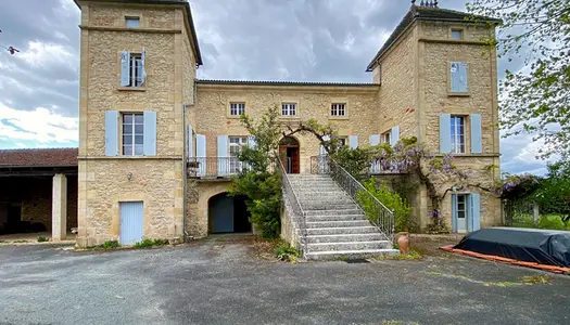 Maison de maître avec dépendances située au coeur d'un environnement privilégié.