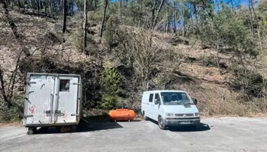 Place de stationnement parking camion voiture camping-car