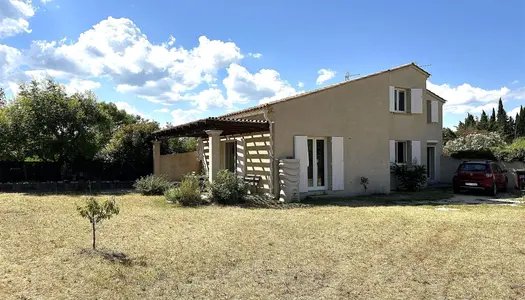 3 km d'Uzès. Maison de 130 m² sur un terrain de 510 m². Commerces à pied. 