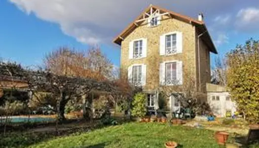 Maison de maître en meulière 7 pièces sur 1350 m² de terrain