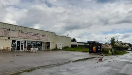 Local commercial Entrepôt hangar Stockage En plein Bourg de Pipriac 