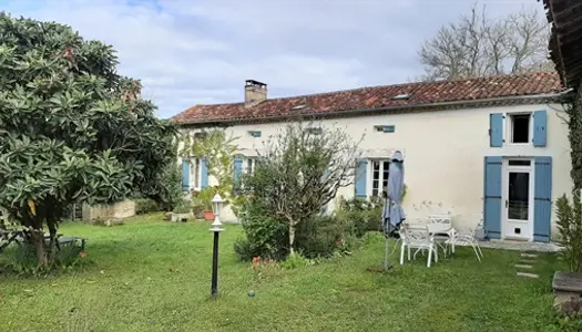 Jolie maison en pierre à proximité d'un bourg