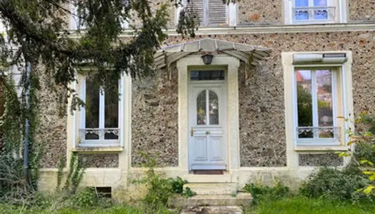 Maison Bourgeoise de 7 pièces, jardin 2280 m², dépendance, cave.