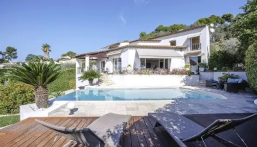 Villa à vendre avec magnifique panorama sur la mer et les montag 