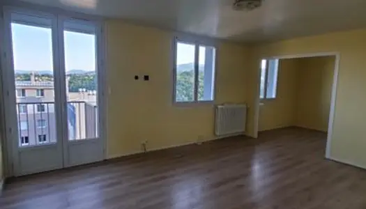 Appartement de type 4 avec balcon et cave 
