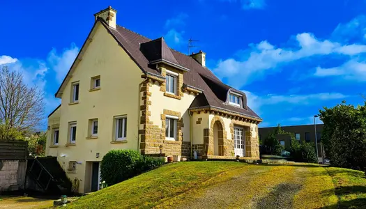 Grande maison de ville - proche commerces écoles 