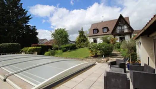 Périgny-sur-Yerres : Maison avec piscine, pool house et gara