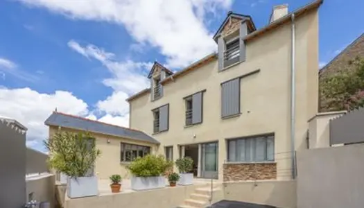 Vends Maison entièrement rénovée avec stationnement et ascenseur plein centre de DINARD - (35800) 