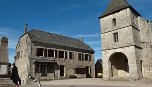 Spacieuse maison sur la place du village à Saint-Paul, Corrèze 