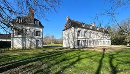 Proche de Joigny, Charmant château XVIIIè et corps de ferme sur 6Ha de parc.