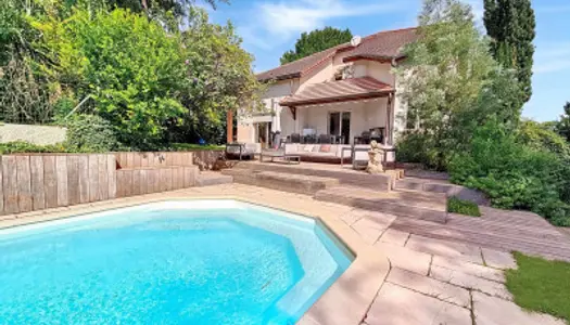 Maison de 230 m², piscine, et 2225 m² de terrain 