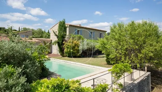 Villa provençale avec piscine et terrain à vendre à Gordes 