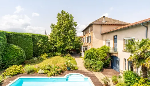 Maison de maître avec piscine et dépendances au coeur du Beaujolais vert 