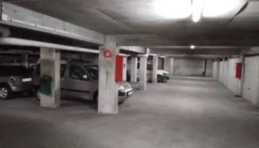 Loue place de parking (parking fermé,sécurisé)