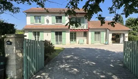 Maison de campagne indépendante avec piscine dans un hameau 