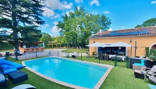 Villa mitoyenne de 200m² entièrement meublée et équipée sur terrain de 1400m² avec piscine, 