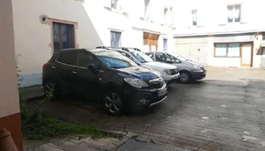 Locaux à usage artisanal , ou entrepot d'une surface de 300m2 environ avec cave et 6 parkingloyer : 