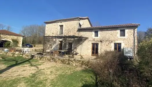 Maison en pierre, 3 chambres et vue dégagée sur le jardin