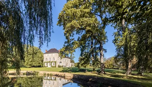 Belle résidence en pleine nature, construite sur un terrain de 4,3 hectares (environ 10 ac 