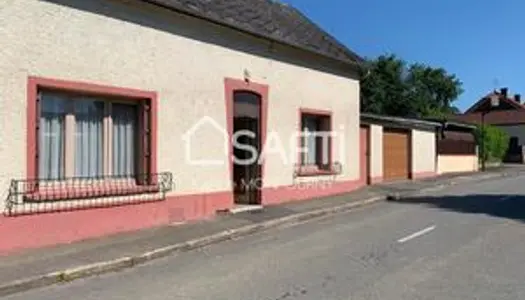 Maison semi-mitoyenne avec garage, dépendances et jardin 