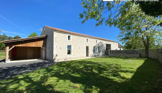 Ensemble de deux propriétés avec 2 piscines et garages, grande salle de réception et beau terrain