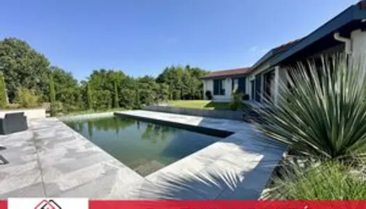 Élégante propriété familiale de 186 m2 avec piscine et jardin paysager à Charpey 