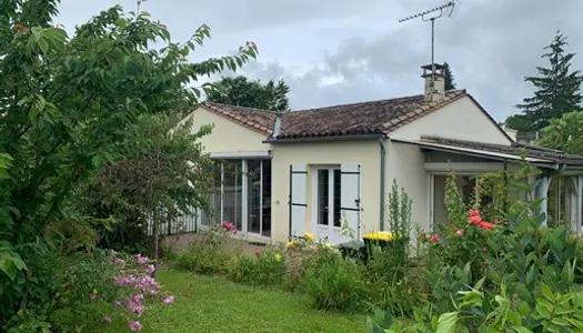 Maison traditionnelle de 94 m2 de plain pied avec jardin située dans le centre ville de Sa 