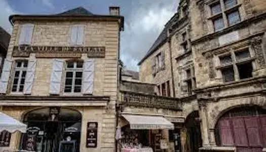 Local commercial - emplacement n°1 - centre ville - Sarlat