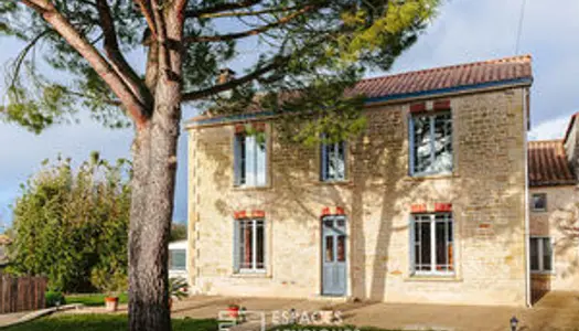 Authentique maison en pierre avec piscine et dépendances