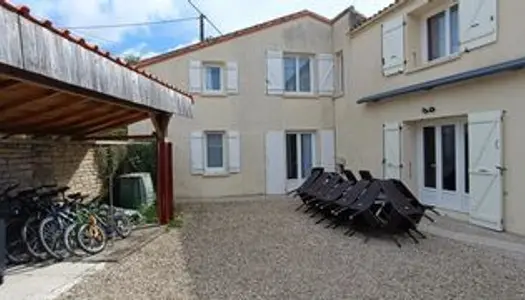 Maison de campagne de cinq chambres avec piscine et jardin 