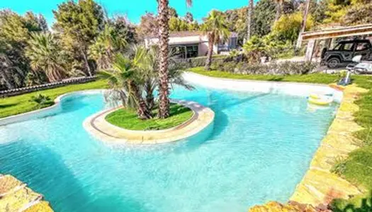 Villa contemporaine d'exception sur 10000 m² avec piscine lagon dépendances et box à chevaux 