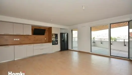 Appartement T4 de 81 m² avec balcon / Lyon 8ème + garage PMR 