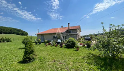 Maison à la campagne, quatre chambres, jardin plat. 