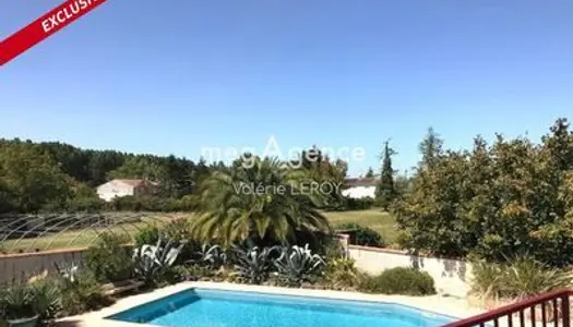 Exclusivité megAgence ! Magnifique Villa avec piscine sur jardin arboré de près de 1400 m² !