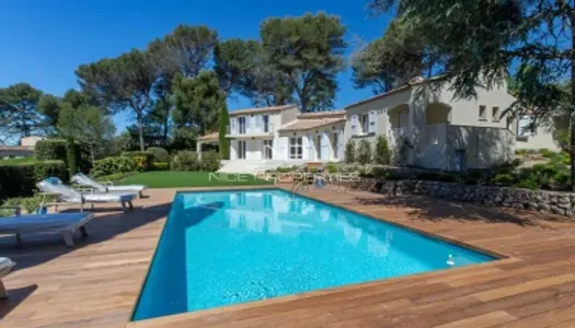 Biot, Bois Fleuri, superbe villa moderne avec piscine, entièrement et luxueusement rénovée 