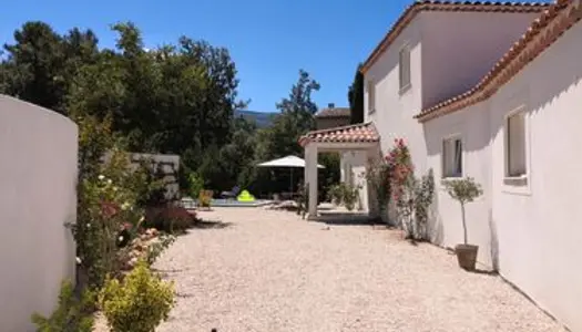 Très belle villa avec piscine et jardin arboré 