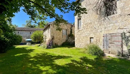 Lectoure, Maison ancienne avec ses dépendances et 5hectares de terres autour 